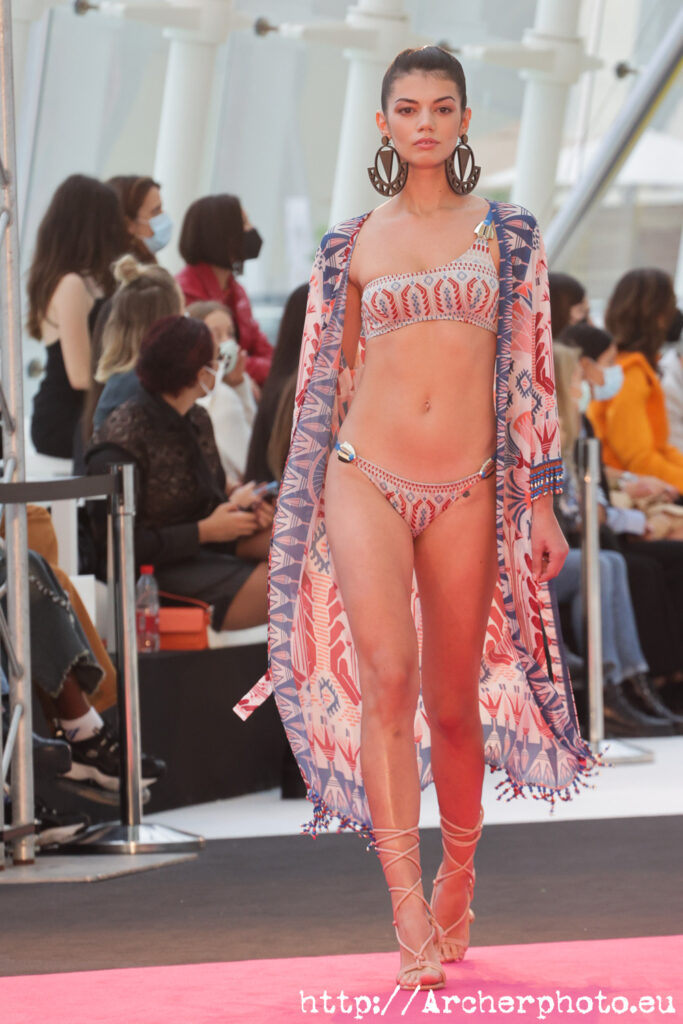 Annie Parfene en un desfile de moda en València en el post sobre cómo funciona una agencia de modelos
