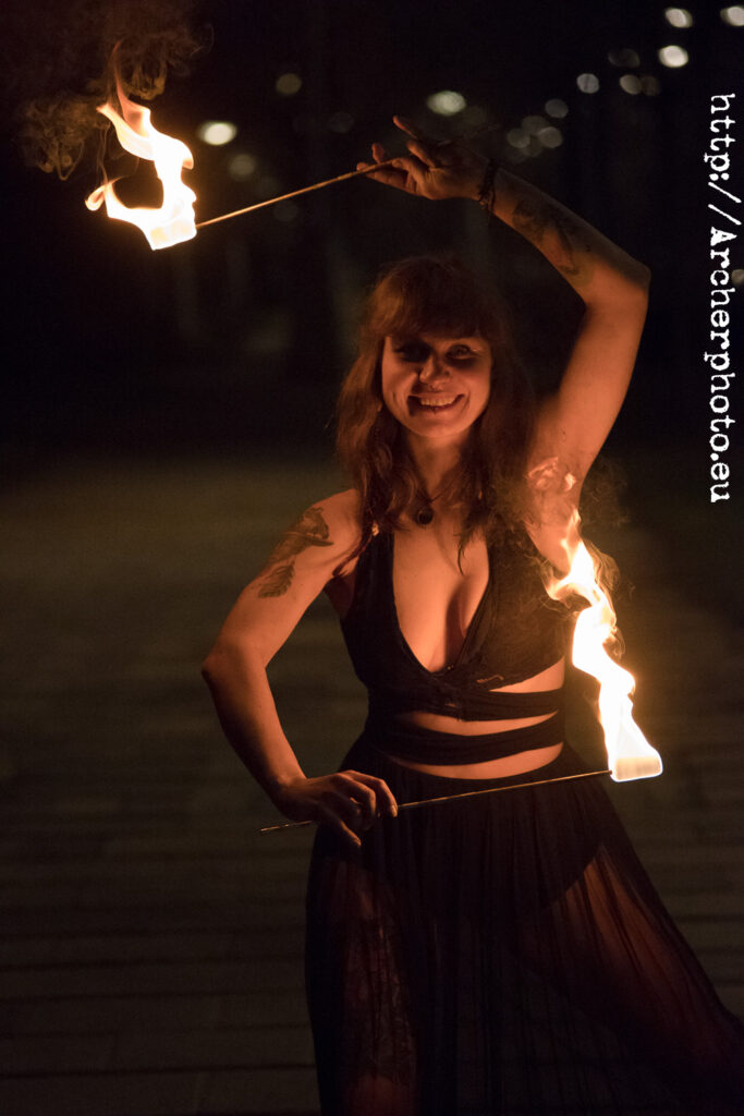 Aga dancing with fire in València by Archerphoto, professional photographer