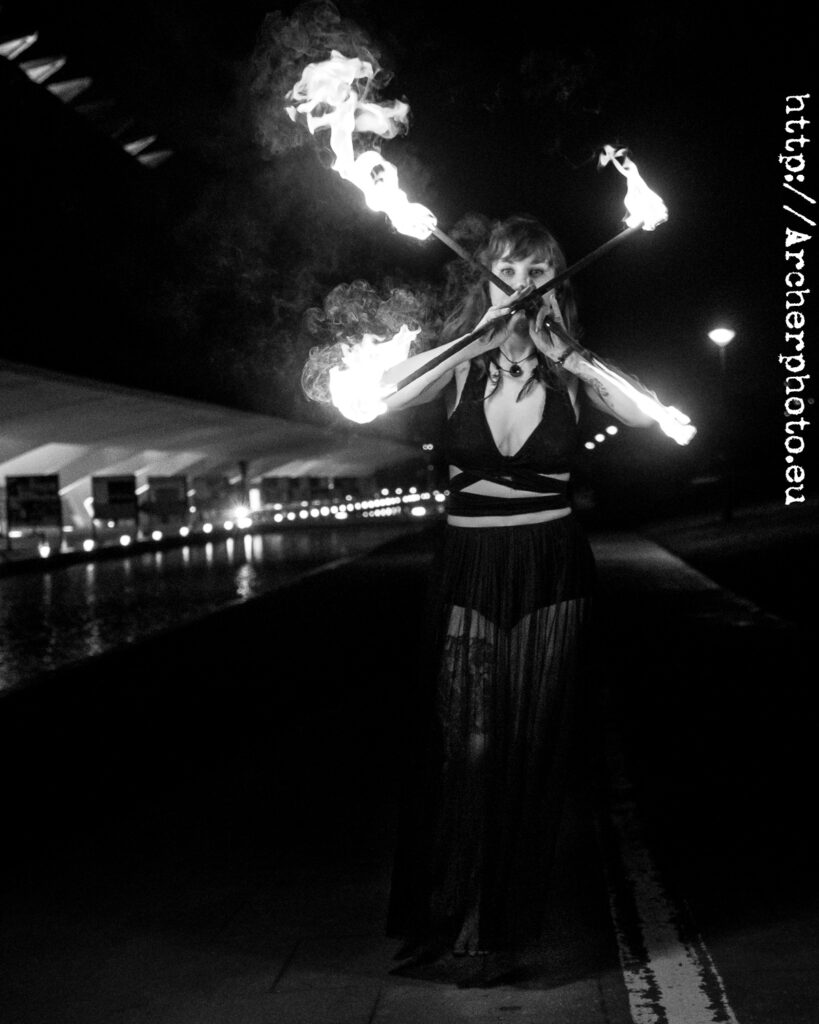 Aga bailando con fuego en València por Archerphoto, fotógrafo profesional