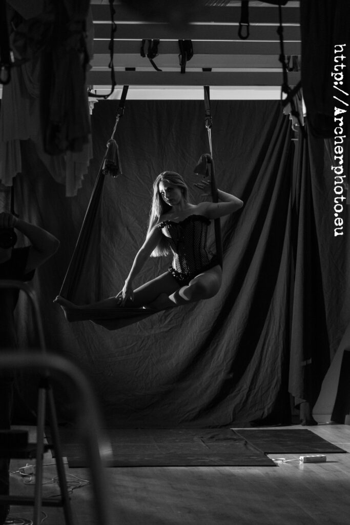 Sesión fotográfica en València con Zaira Cippitelli, telas y danzas aéreas. Fotos en interiores con una bailarina especializada.