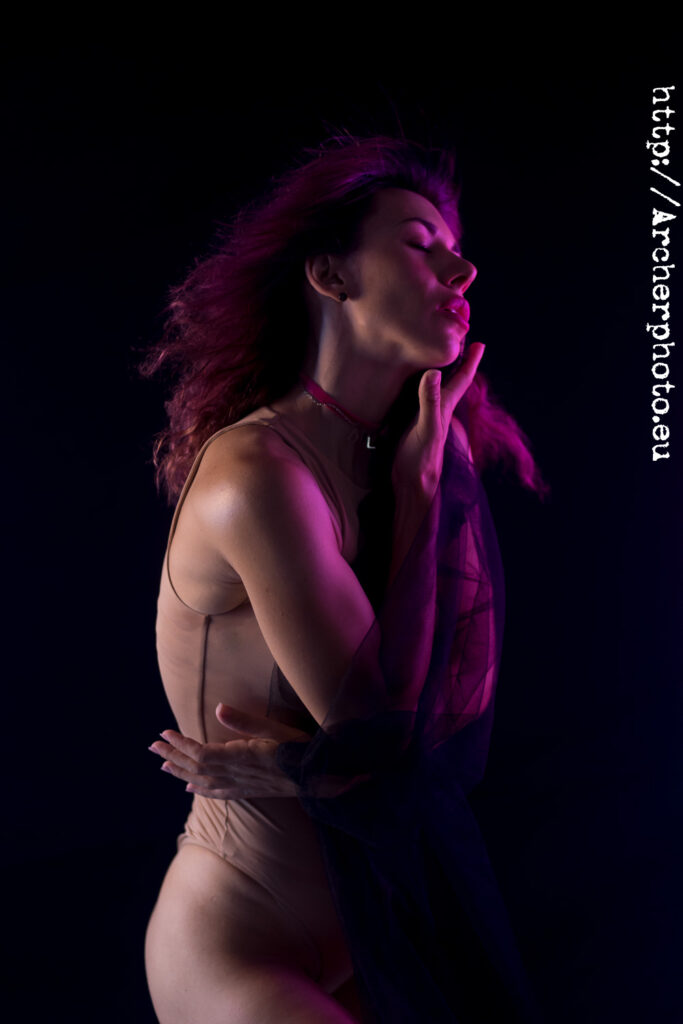 Danza para la autoestima: D'Fly Strip. Sesión de fotos con dos bailarinas, Dariia en el estudio de Archerphoto en València.