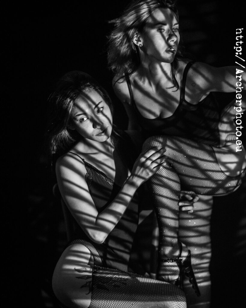 Danza para la autoestima: D'Fly Strip. Sesión de fotos con dos bailarinas, Dariia y Dariga en el estudio de Archerphoto en València.