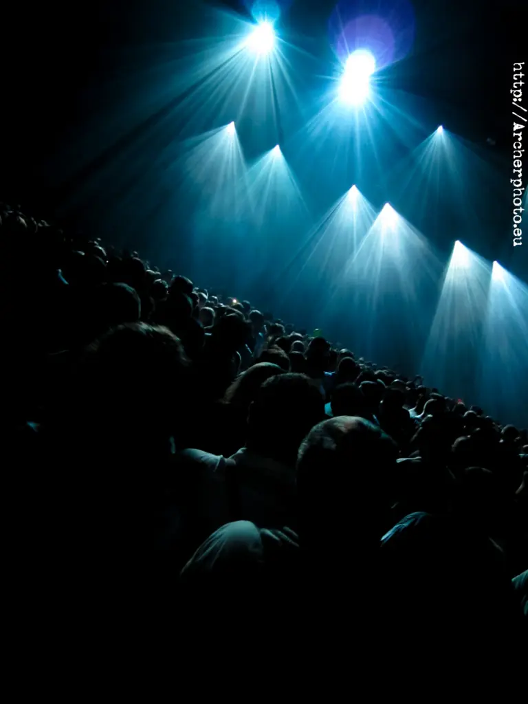 La importancia del factor WOW en la fotografía de eventos. Iluminación espectacular en un concierto.