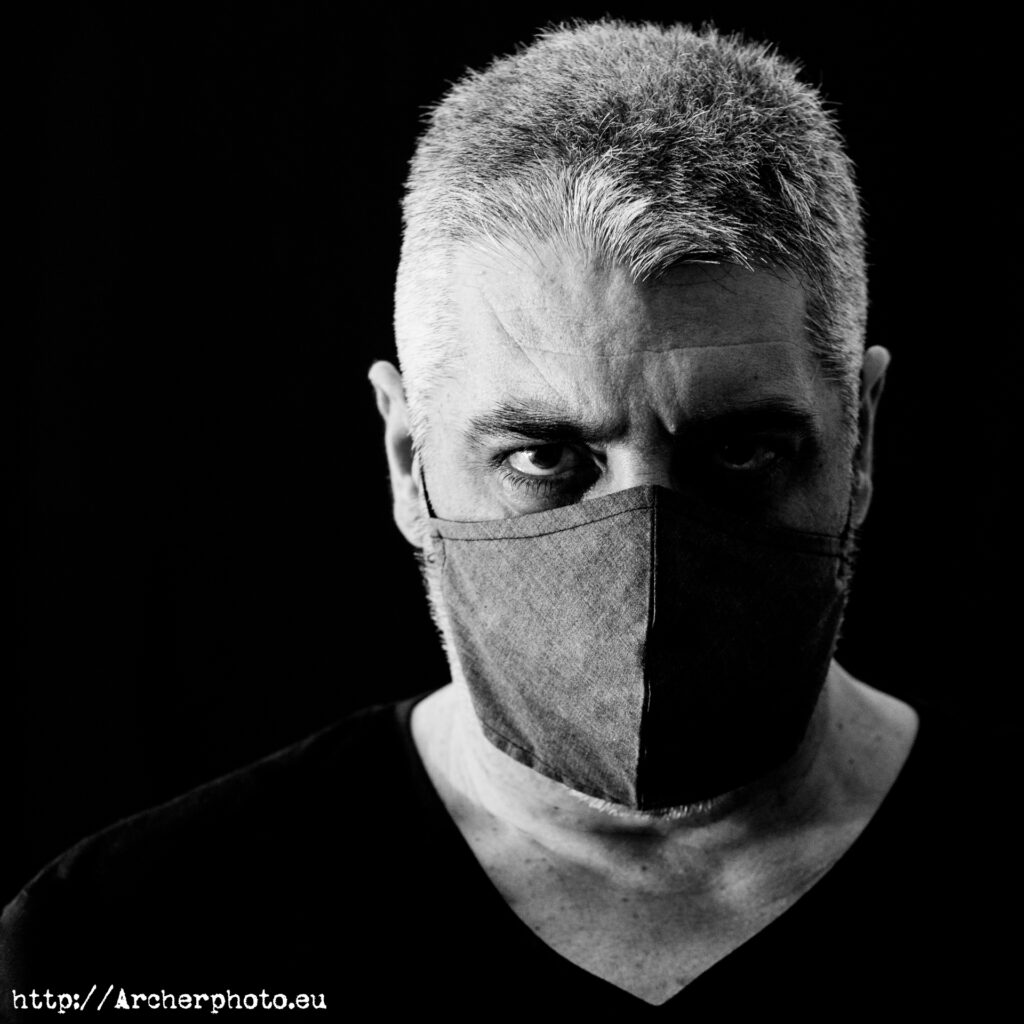Una imagen del post Autorretratos variados de Sergi Albir, Archerphoto. Una con mascarilla, de 2020.