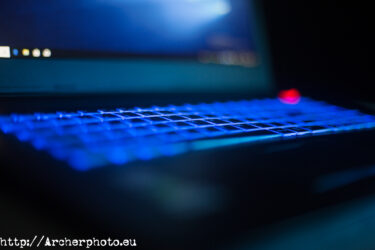 Fotografía de producto. Fotografía para publicidad. Ordenador portátil en estudio, por Archerphoto, fotógrafo publicidad Valencia