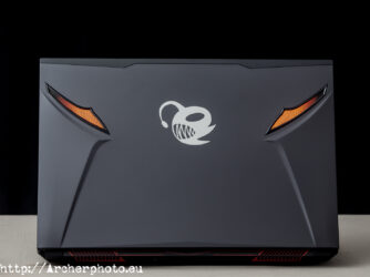 Fotografía de producto. Fotografía para publicidad. Ordenador portátil en estudio, fotos publicitarias.