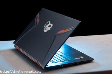 Fotografía de producto. Fotografía para publicidad. Ordenador portátil en estudio.