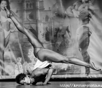 Dominique en una competición de fitness, fotos de chicas en blanco y negro
