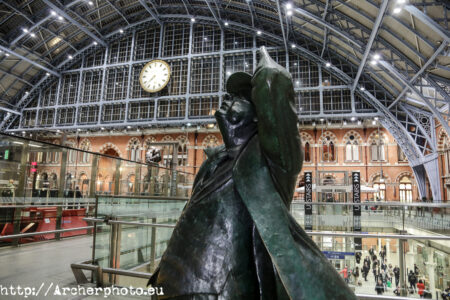 La estatua de John Betjeman en St Pancras, obra de Martin Jennings. John Betjeman St Pancras en Londres. Brexit