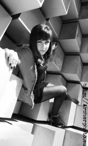 Carol sentada, fotos de chicas en blanco y negro