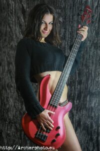 Vanessa con su bajo, retratos en Valencia en 2008, fotografos profesionales