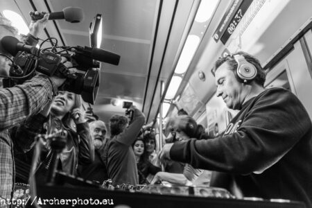 fiesta nocturna en el metro de Valencia,fotografia y reportajes Archerphoto