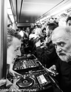 fiesta nocturna en el metro de Valencia