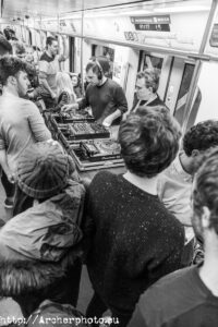 fiesta nocturna en el metro de Valencia,fotografos profesionales