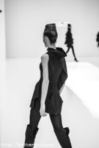 Captura en blanco y negro del desfile de Jaime Piquer de 3 de febrero de 2011, por Archerphoto fotografo eventos Valencia Paterna Torrente Alzira Xàtiva Gandia