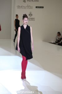 Modelo en rojo y negro del desfile de Jaime Piquer de 3 de febrero de 2011, por Archerphoto fotografo eventos Valencia Barcelona Alicante Castellón
