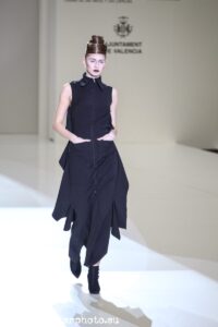 Uno de los vestidos negros en el Fotografía de moda del desfile de Jaime Piquer de 3 de febrero de 2011, por Archerphoto fotografo eventos Valencia Barcelona Alicante Castellón
