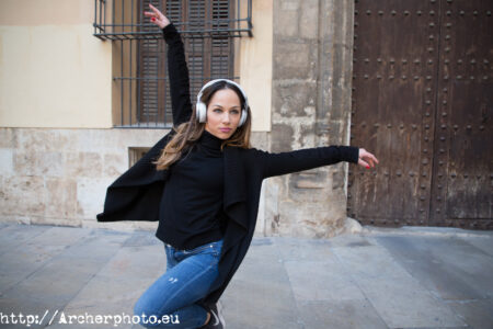 Andrea Vidaurre bailando en la calle, fotografo Valencia, Torrente, Archerphoto