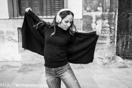 Andrea Vidaurre sesión de fotos bailando en plena calle en Valencia, fotógrafo Archerphoto