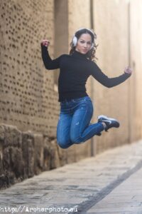 Andrea Vidaurre bailando en la calle, fotografo Valencia, Sagunto, Archerphoto