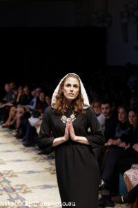 Carla Denecker en el desfile de Javier y Javier, febrero 2013 VFW