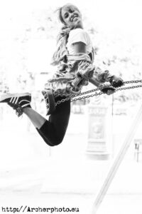 Patty volando en un columpio en su sesión de fotos en Valencia