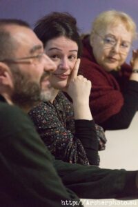 Elisa Mccausland (enfocada), a la izquierda, Diego Salgado y a la derecha, Pilar Pedraza. Elisa Mccausland en Hispacón 2019, en València