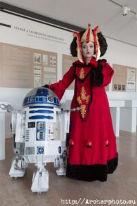Una miembro del Club Obi Wan y un R2-D2 de Fran Lope. Una miembro del Club Obi Wan y un R2-D2 de Fran Lope en Hispacón 2019, en València