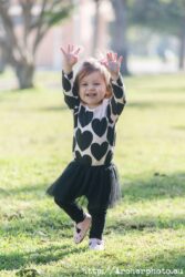 Imagen ilustrativa con una niña feliz con fondo verde