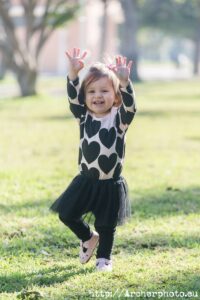 Imagen ilustrativa con una niña feliz con fondo verde