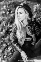 Paula Romarti en blanco y negro look rockero