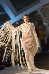 Vestido calado en el desfile del CLEC de Montesinos, febrero 2020