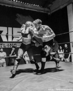 Tyris Wrestling: lucha libre en València. Un reportaje sobre el Snowball 15, un evento sucedido en 2023. Fotos de Sergi Albir.